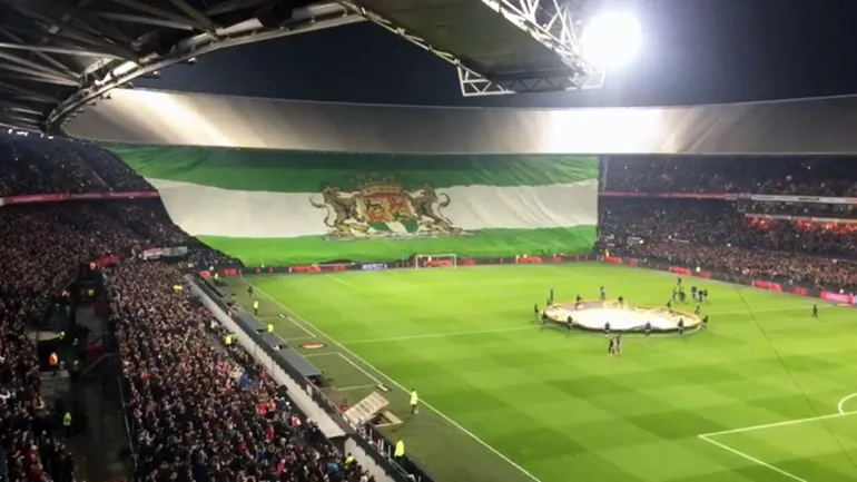 megaspandoek in de kuip