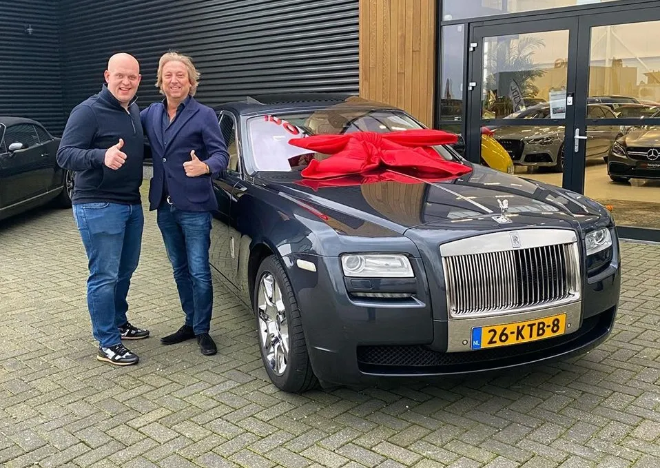 Michael van Gerwen pronkt met zijn nieuwe Rolls-Royce