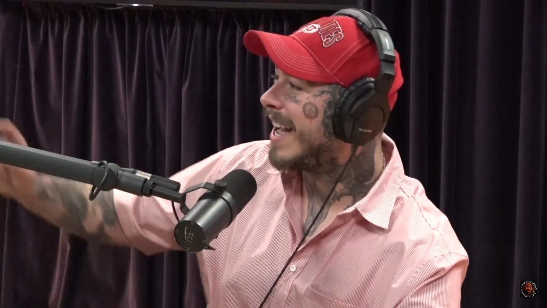 Post Malone en Joe Rogan maken diepgaande en hilarische podcast na het nemen van paddo's