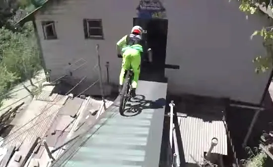 Keihard met een mountainbike door Chileense stad heen racen: RedBull Urban Downhill