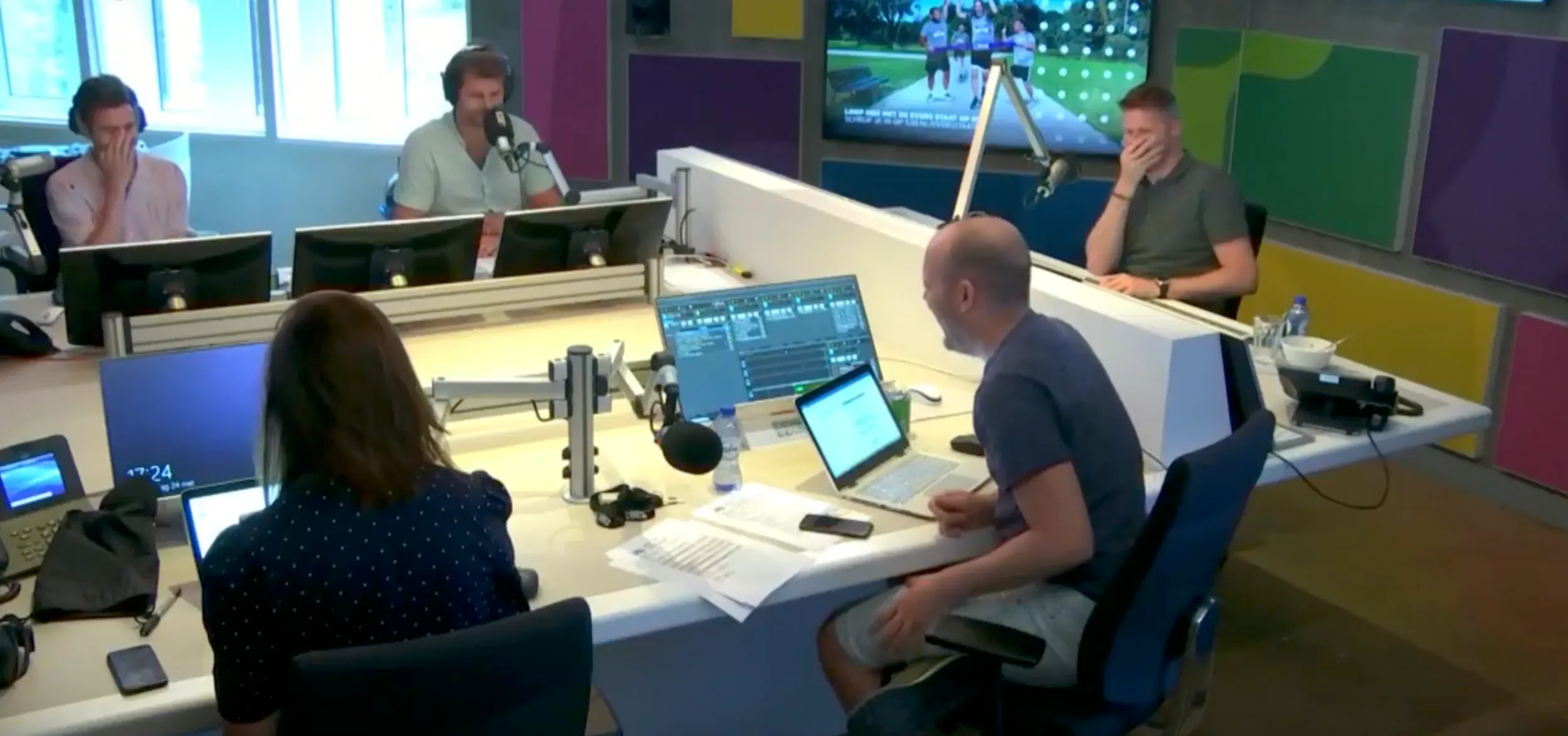 Coen & Sander show bellen Kim Lian van der Meij dat ze níet in de FHM500 staat