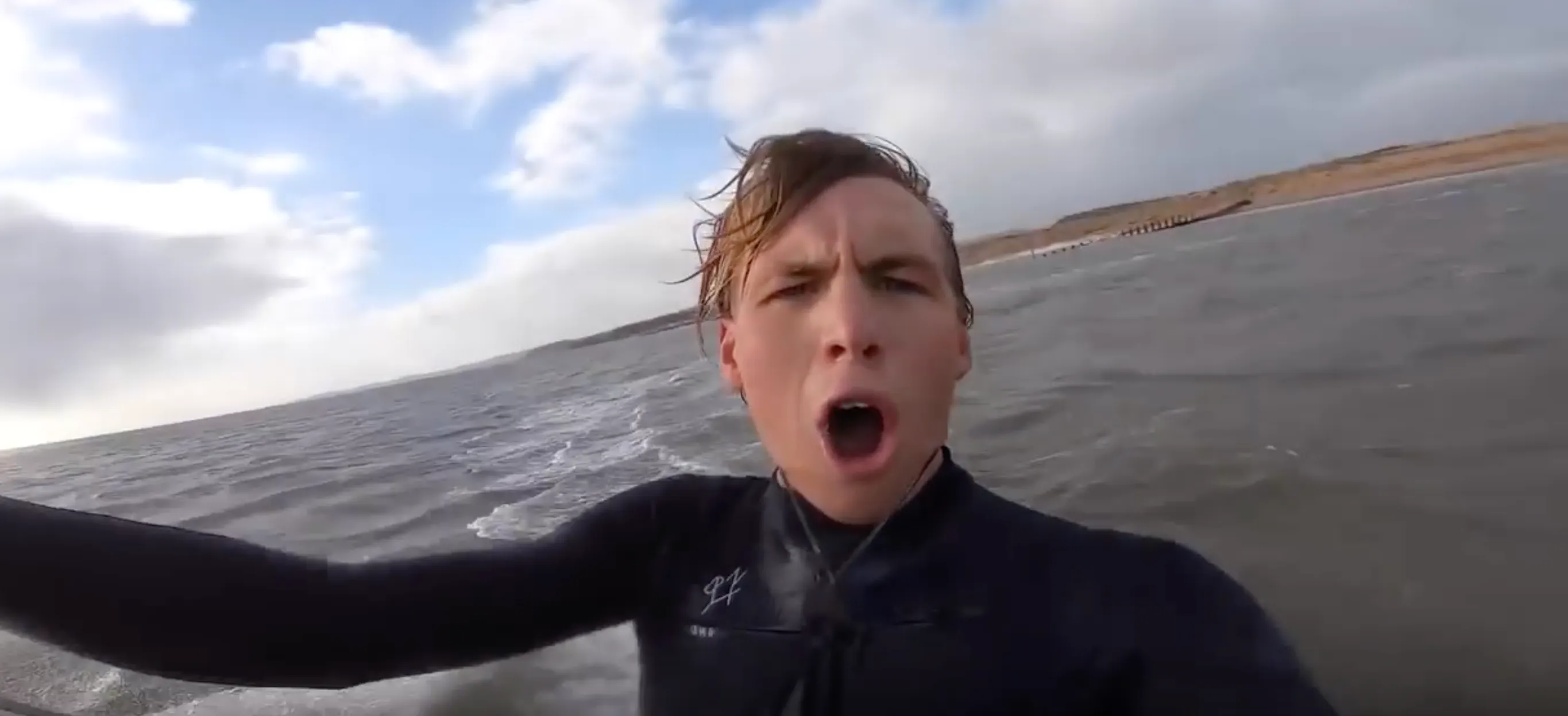 Kitesurfer uit Engeland komt met megasprong van 200 meter