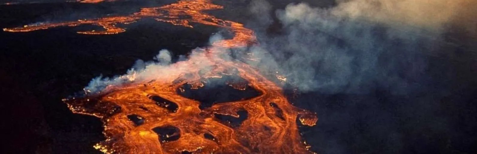 De grootste vulkaan ter wereld Mauna Loa spuwt weer lava de lucht in