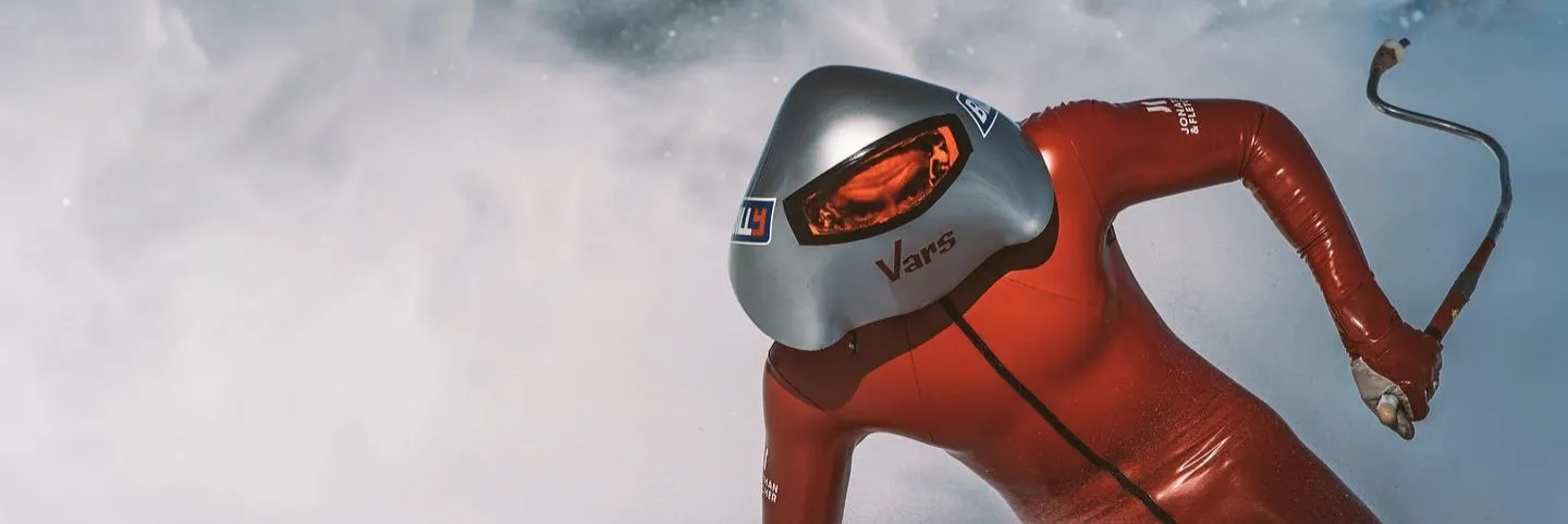 Dit moet je zien: Simon Billy pakt het wereldrecord op ski's met meer dan 250km/h