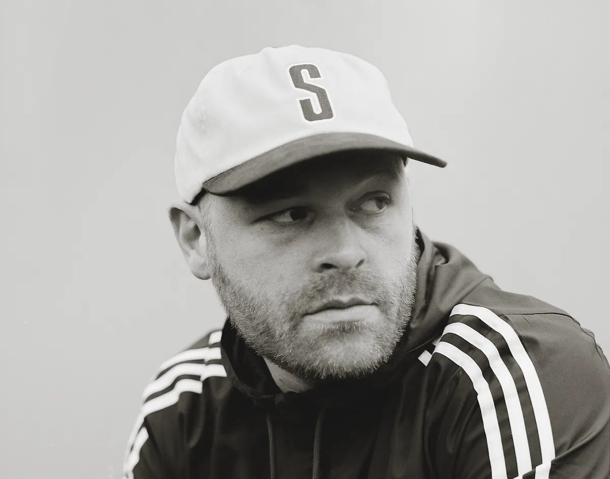 Q&A met hiphop legend Sticks over het vaderschap, de dood en Polestar