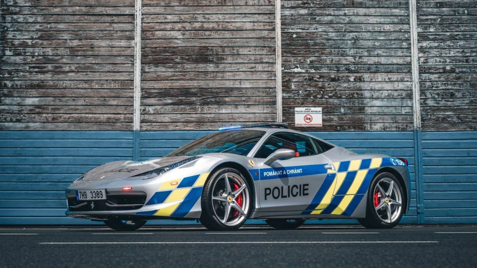 tsjechie politieauto ferrari 458 4 1