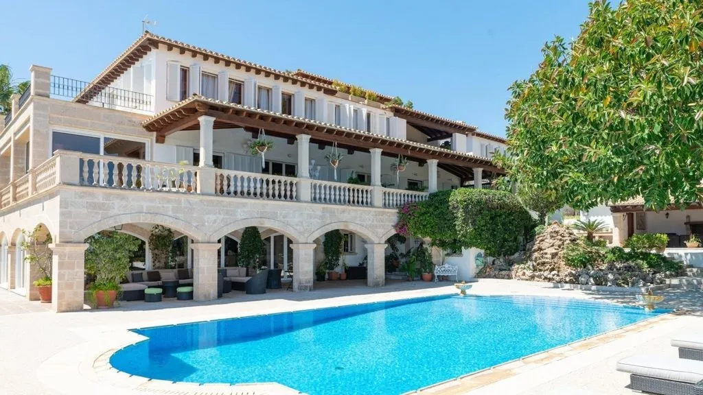 Dikke villa met exotische tuin is te vinden in het prachtige Mallorca voor een kleine 12,5 miljoen