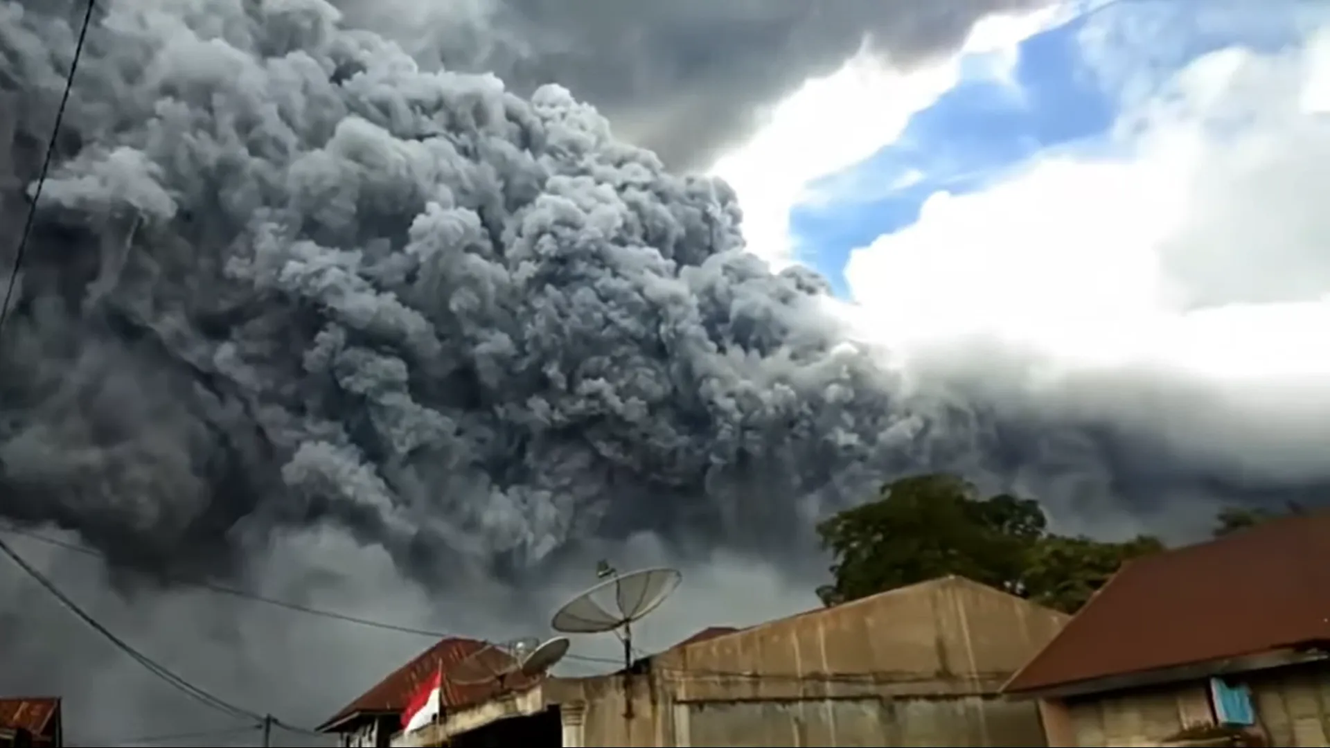 Vulkaan in Indonesië spuwt immense aswolk de lucht in