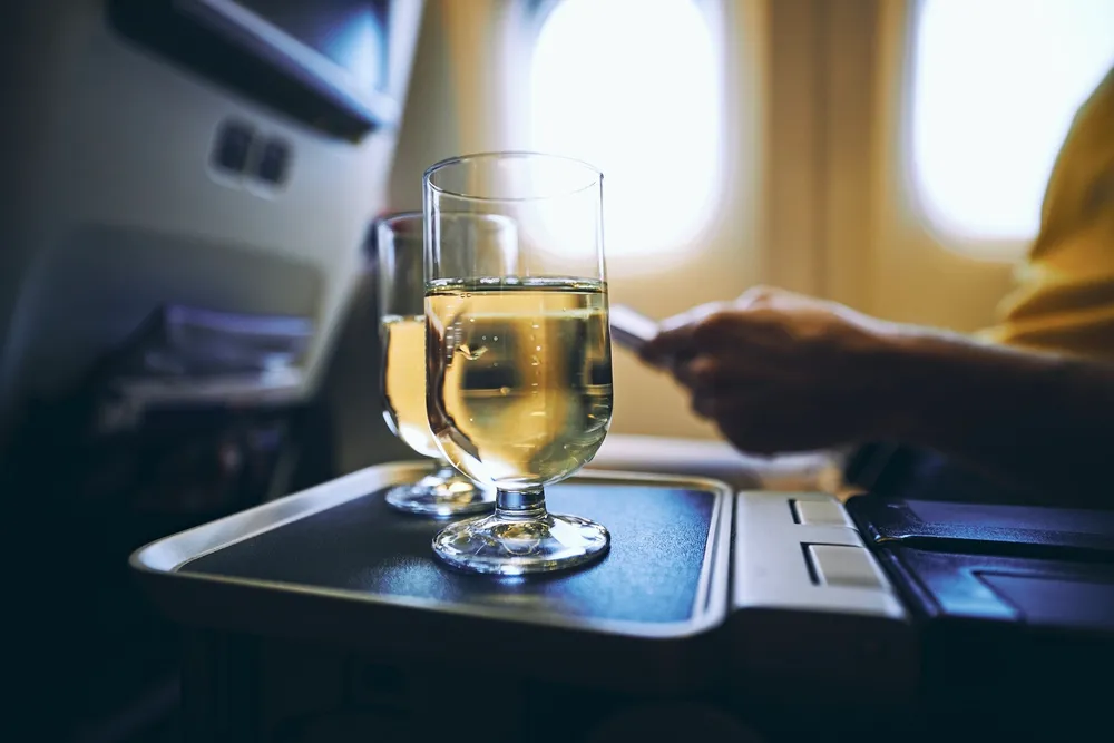 De schrikbarende effecten van alcohol drinken in het vliegtuig