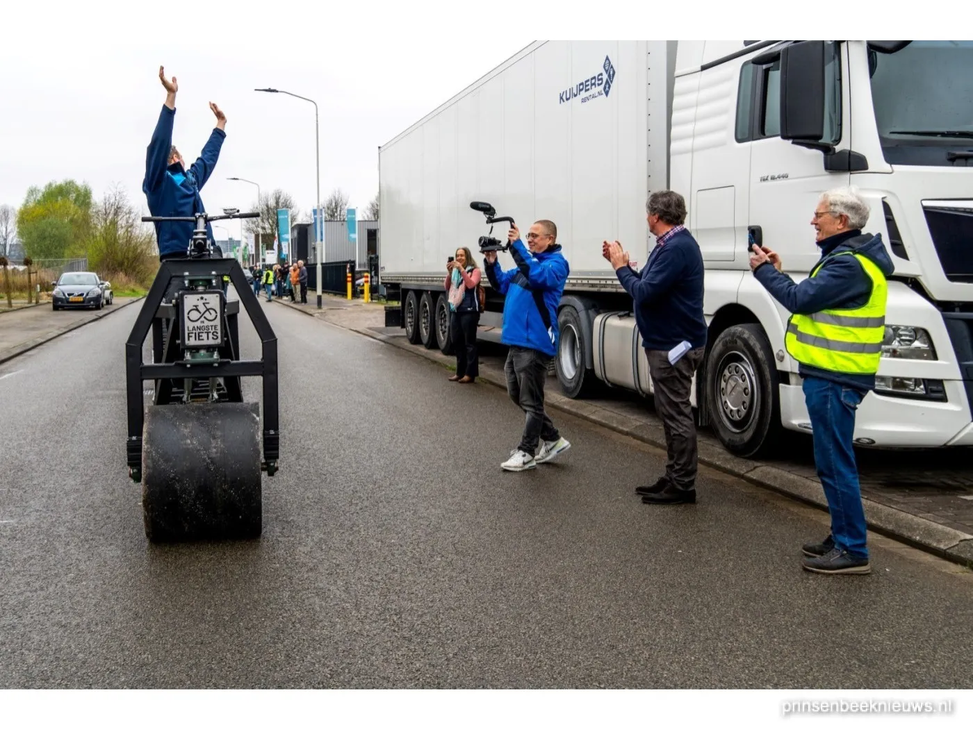 Nederlanders bouwen monsterlijk lange fiets en pakken wereldrecord