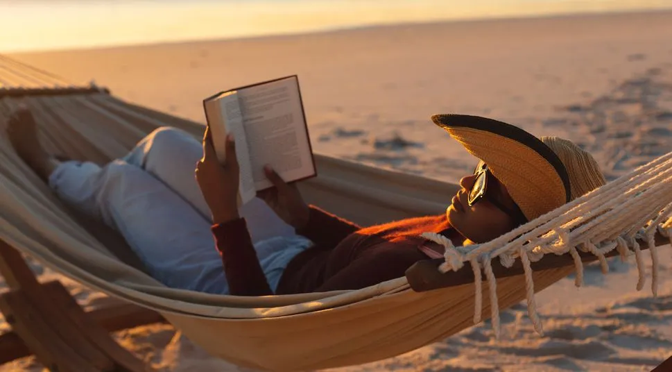 Deze 5 boeken zijn perfect om op je strandbedje te lezen deze zomer