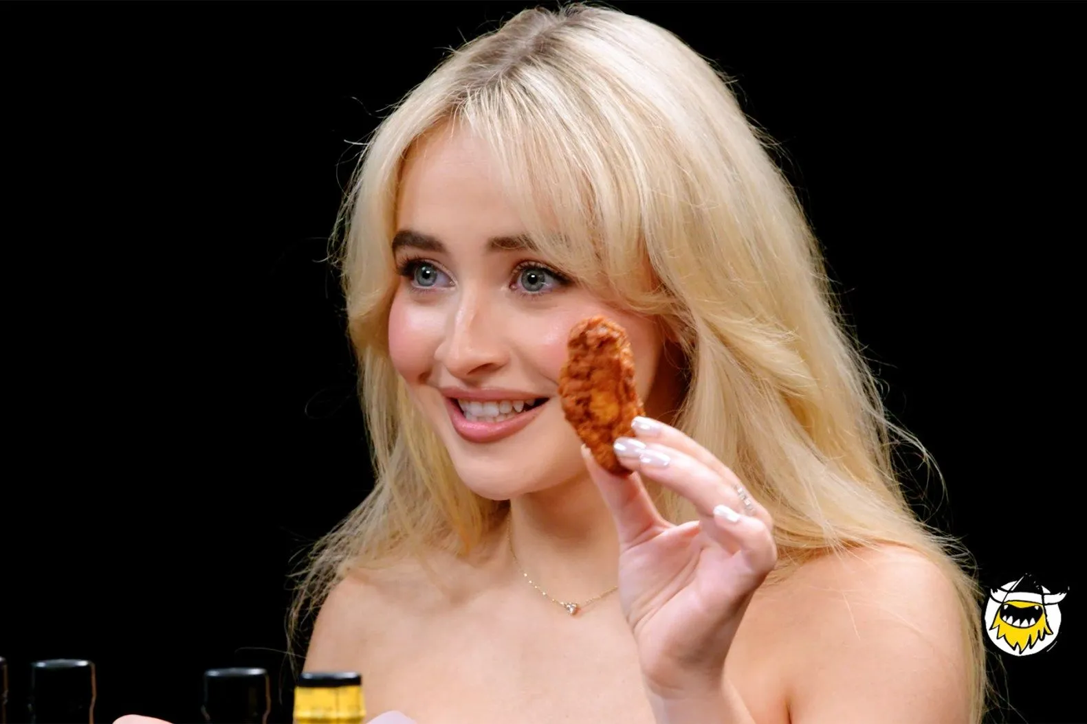 Sabrina Carpenter is hot en doet er in Hot Ones nog een schepje bovenop