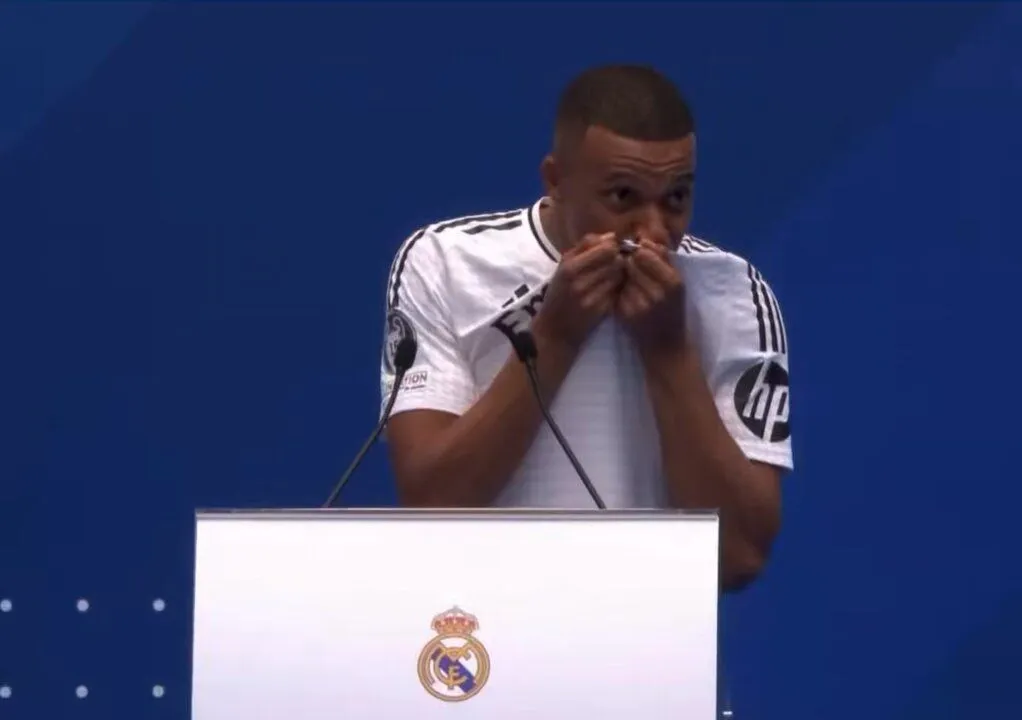 Real Madrid presenteert Kylian Mbappé voor 80.000 uitzinnige fans