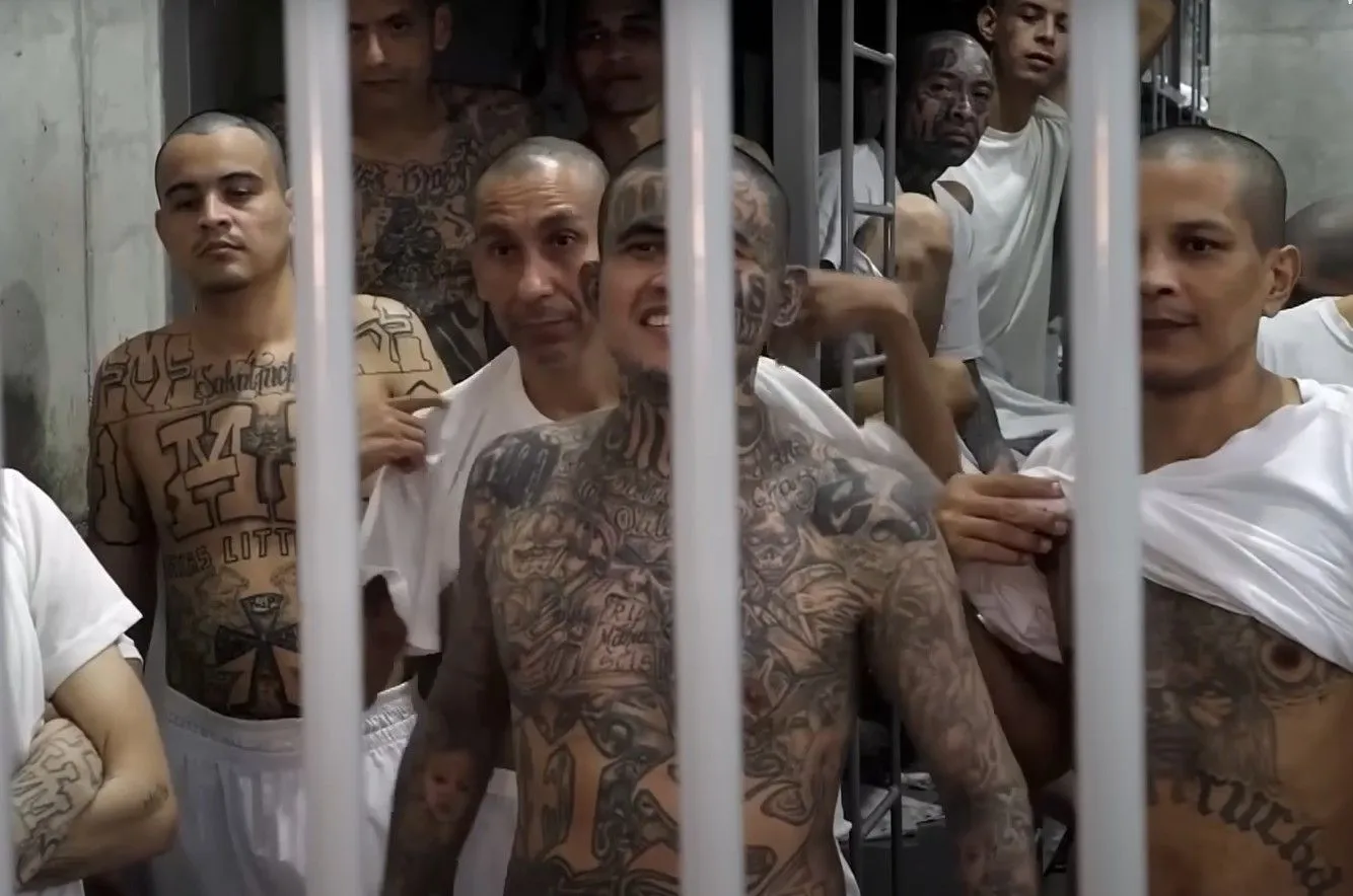 Journalisten bezoeken beruchte gevangenis in El Salvador gevuld met 12.000 levenslang gestrafte gangsters