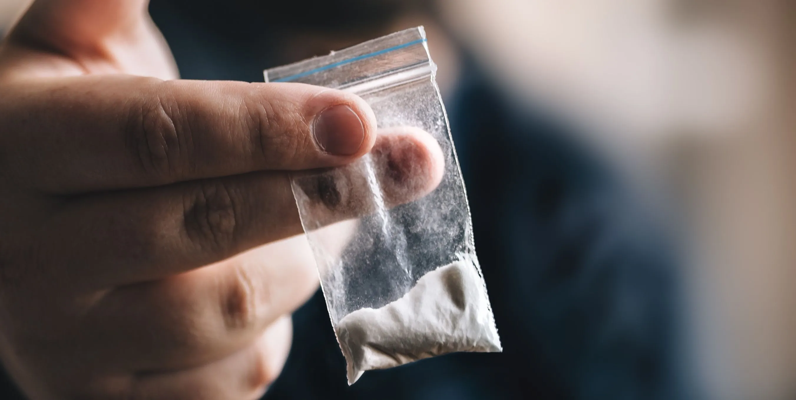 Dealer neemt 48 cocaïne zakjes in tijdens drugssmokkel