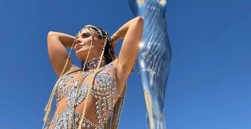 De mooiste vrouwen showen hun meest sexy outfit op Burning Man 2024
