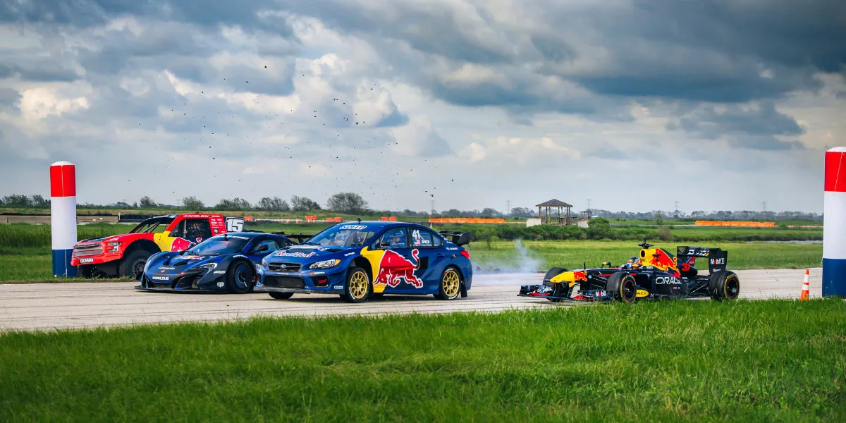 Video: Red Bull host de ultieme race tussen een F1 auto, driftkanon, rallybeuker en Pro4-truck