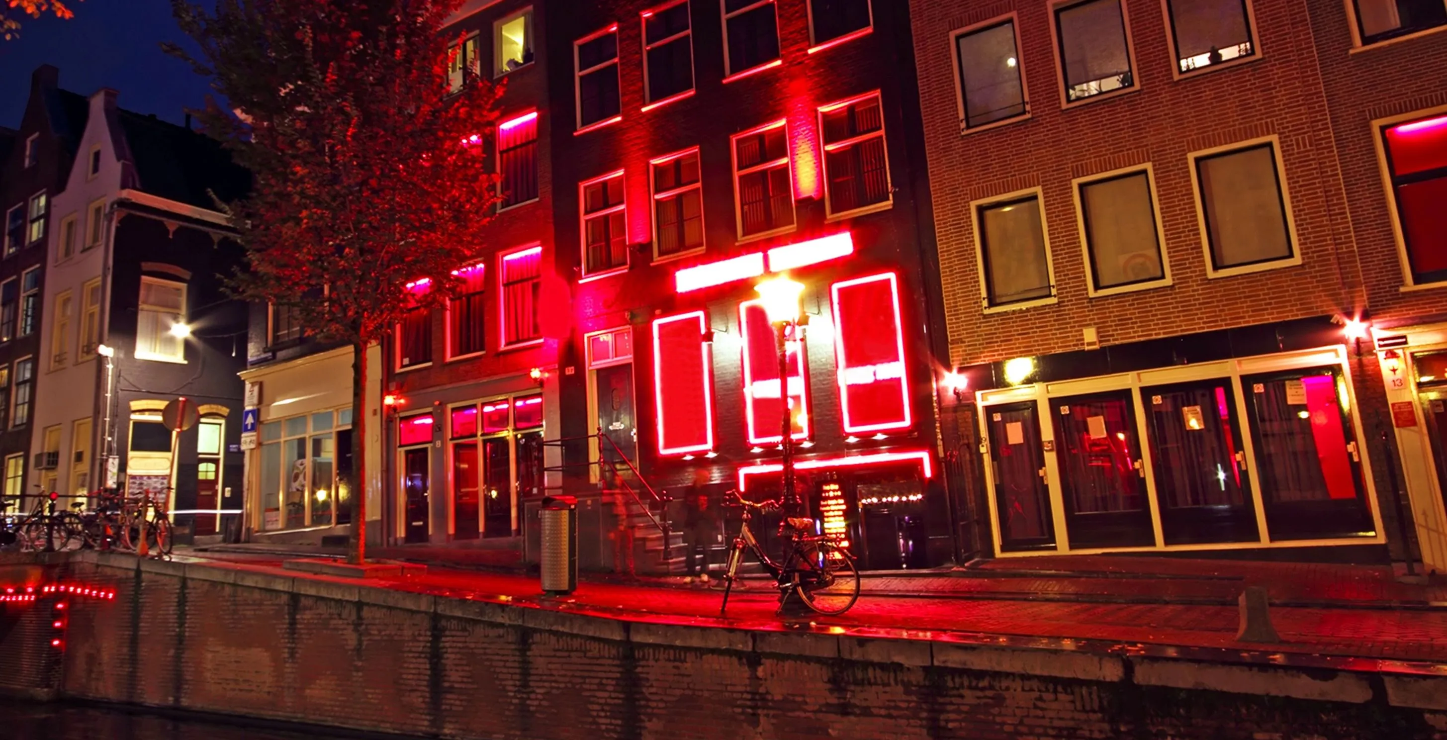 Levensgroot hologram van vermoorde sekswerker Betty Szabó nu te zien op de Wallen