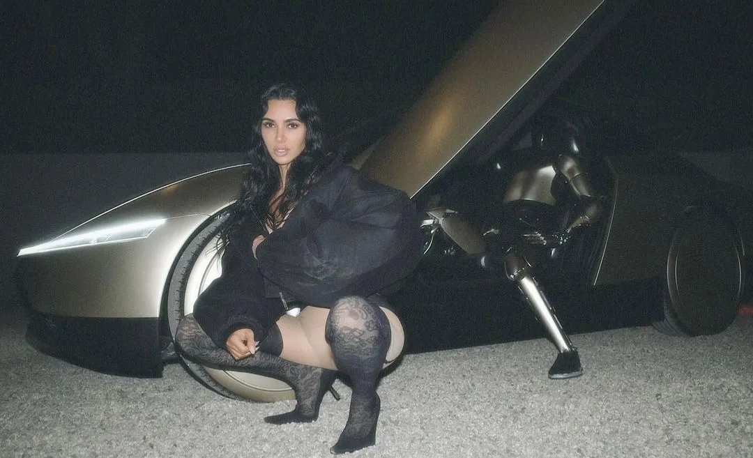 Kim Kardashian gaat viral met nieuwe Optimus-robot van Tesla