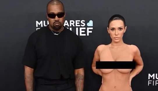 Vrouw van Kanye West verschijnt naakt bij de Grammy’s