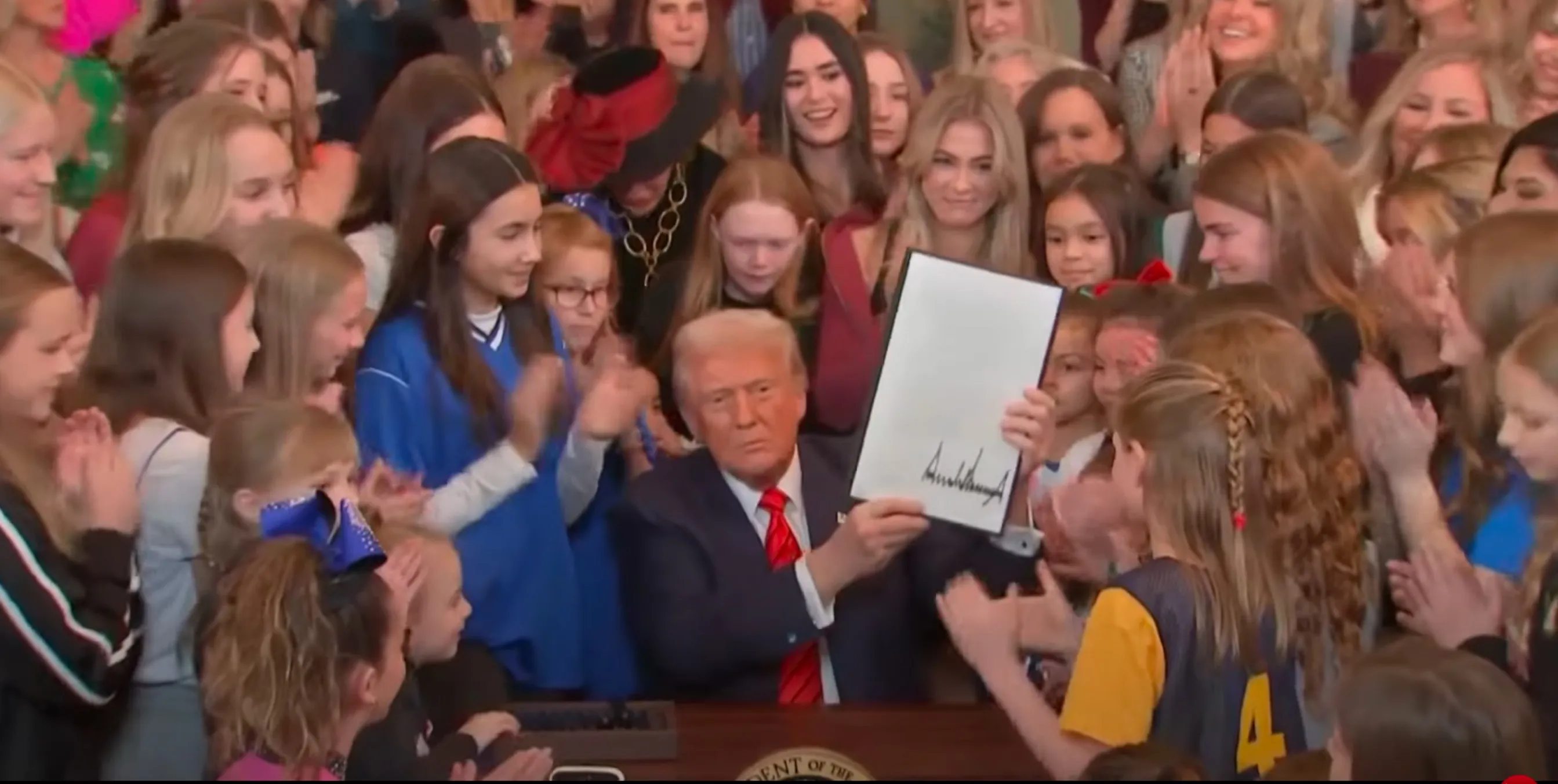 Trump gaat de strijd aan tegen transgenders in de vrouwensport