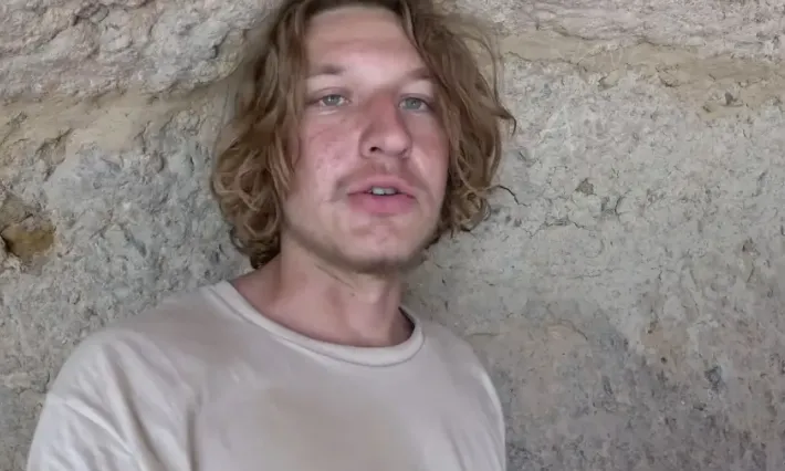 Gevaarlijke stunt: influencer laat blikje cola achter op verboden eiland van inheemse stam