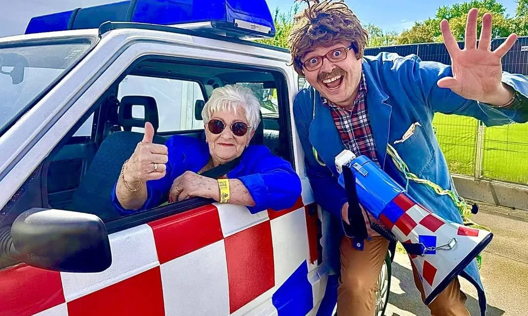 uit je orgeltje deze pasen ons joke was ook nog efkes bij de politieautoveiling op paaspop wasz geweldig komen ammal nog meer bewegende beelden eerst unne kubieke meter sjokkelaai ete denklammefrans orgelj