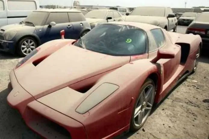 een-ferrari-enzo-onder-een-dikke-laag-stof