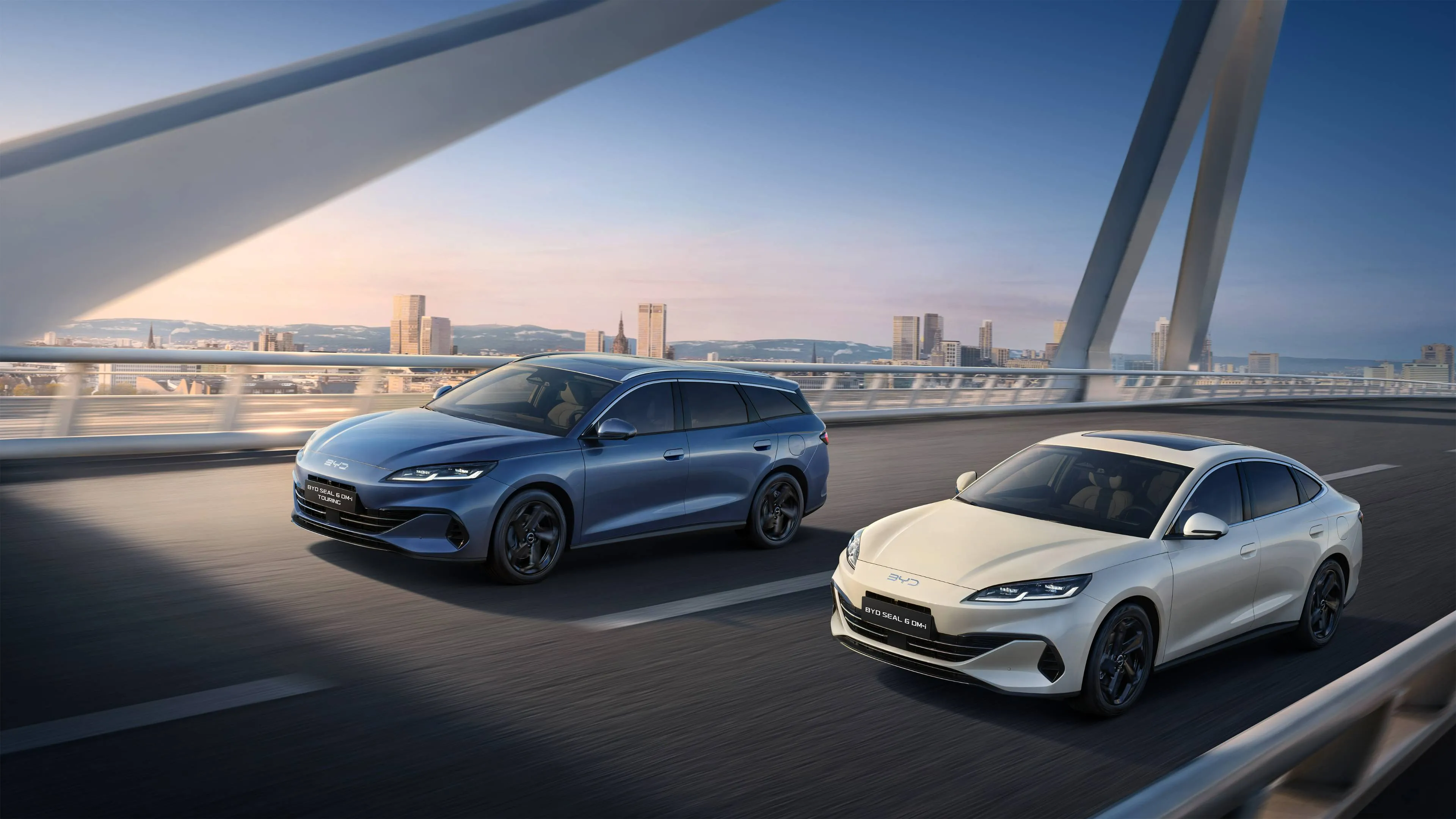 01 LHD_Dualcar_dynamics_KV_download_JPG_5000px_RGB