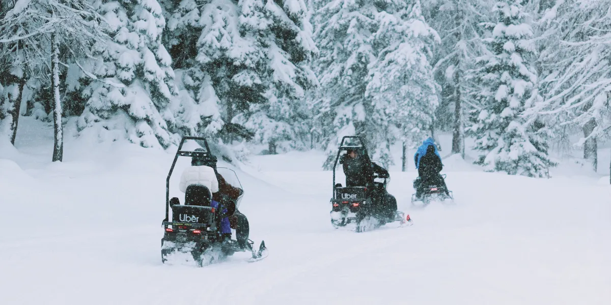 Olympische Winterspelen Cortina 2026; mensen in een bos rijdend op sneeuwscooter in de sneeuw.