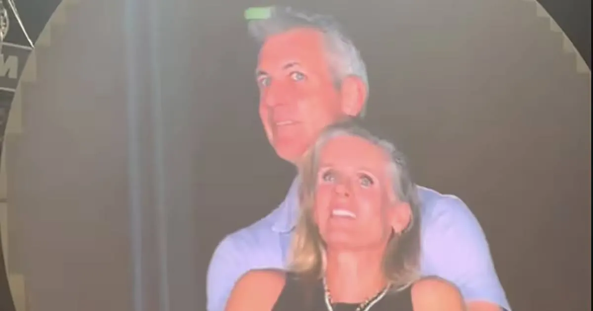 de-kiss-cam-van-coldplay-doet-zijn-vernietigende-werk