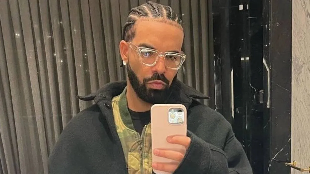 drake-taking-a-selfie