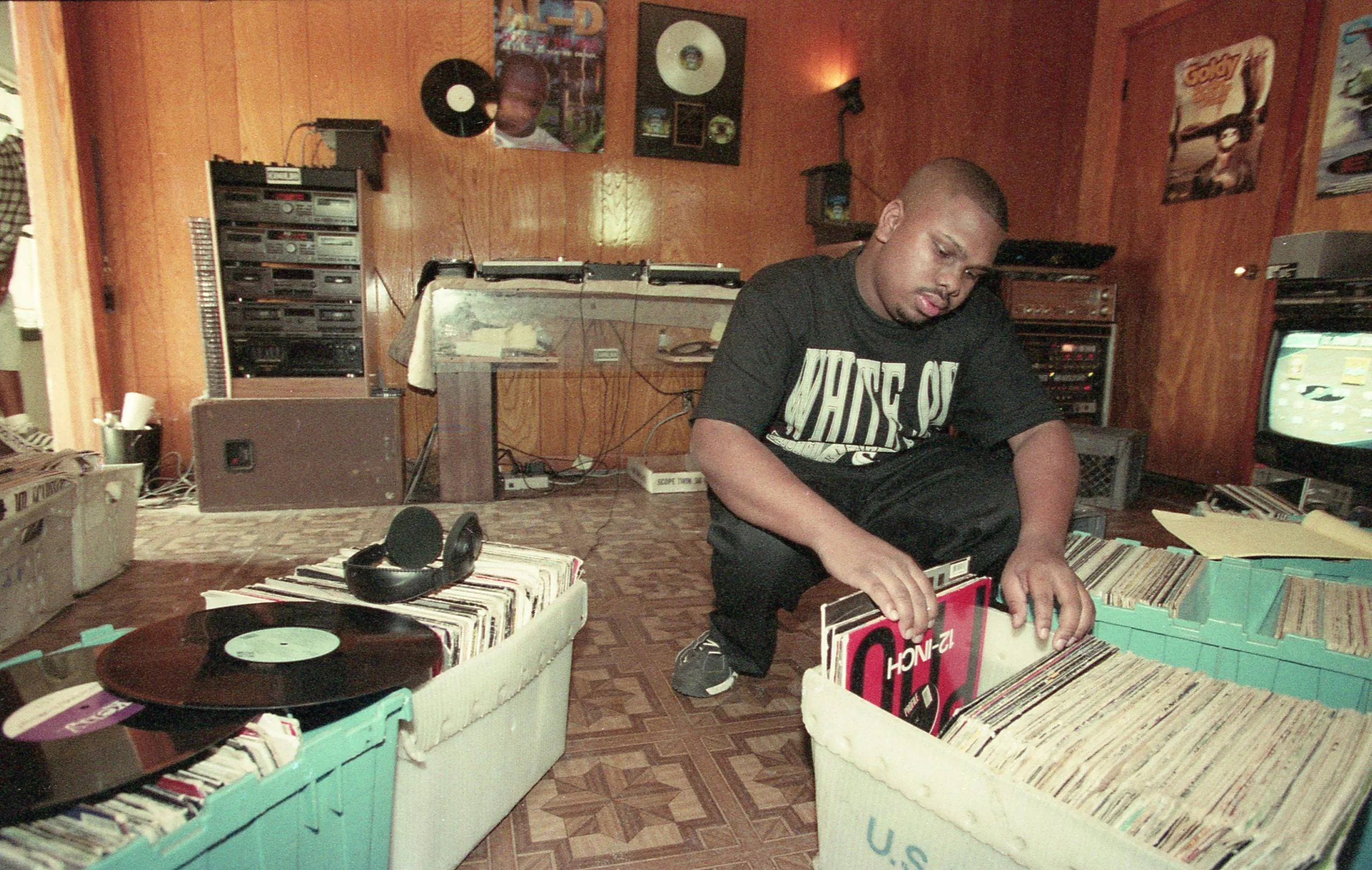 DJ-Screw-in-his-home-studio.-Courtesy-SoSouth-Music-Distribution.-Photo-by-Ben-DeSoto-1995.--scaled