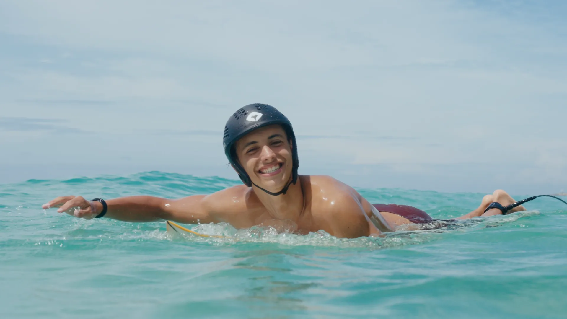 Mamuli-Surf_ Daan met helm horizontaal