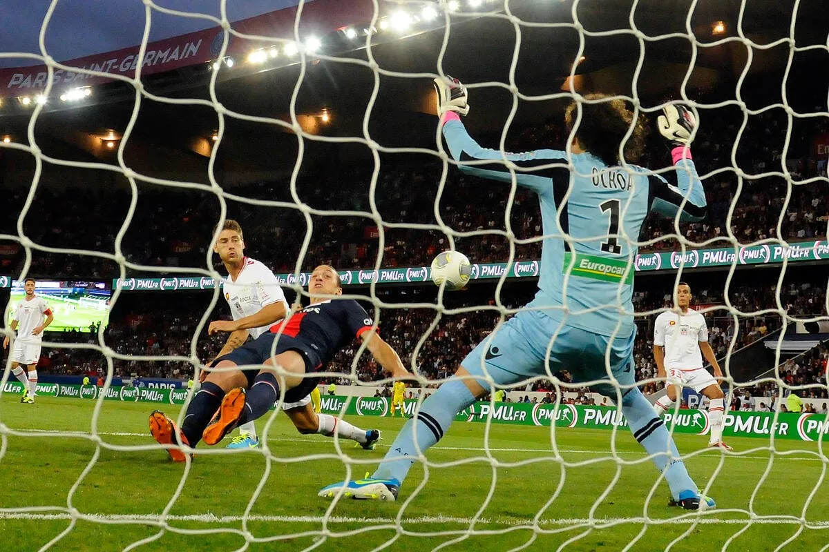 aca ochoa a un fan dans le camp parisien iconsport noe 180813 03 1263699