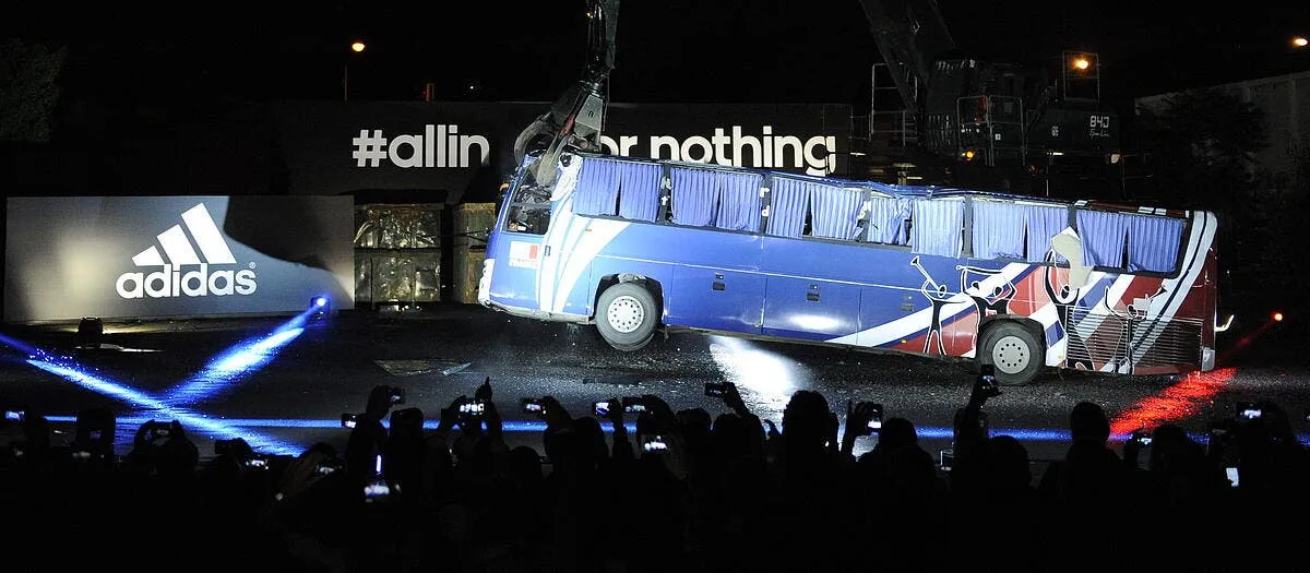 adidas detruit symboliquement le bus de knysna d3d278683947
