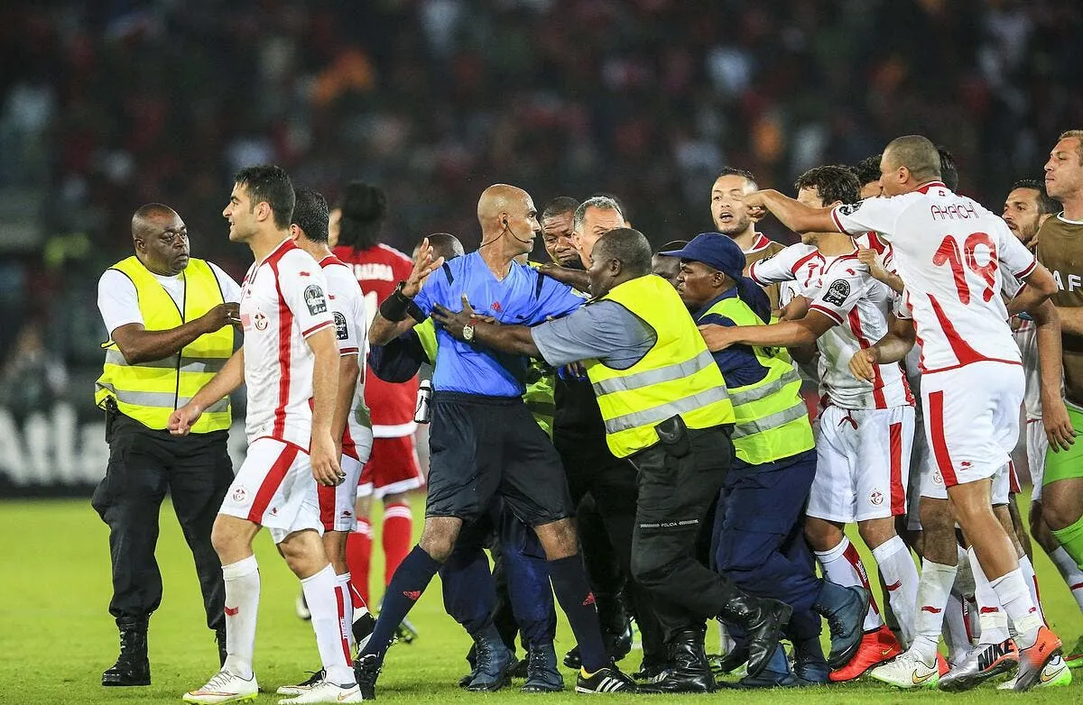l arbitre de tunisie guinee equatoriale suspendu six mois iconsport pho 310115 10 18103387