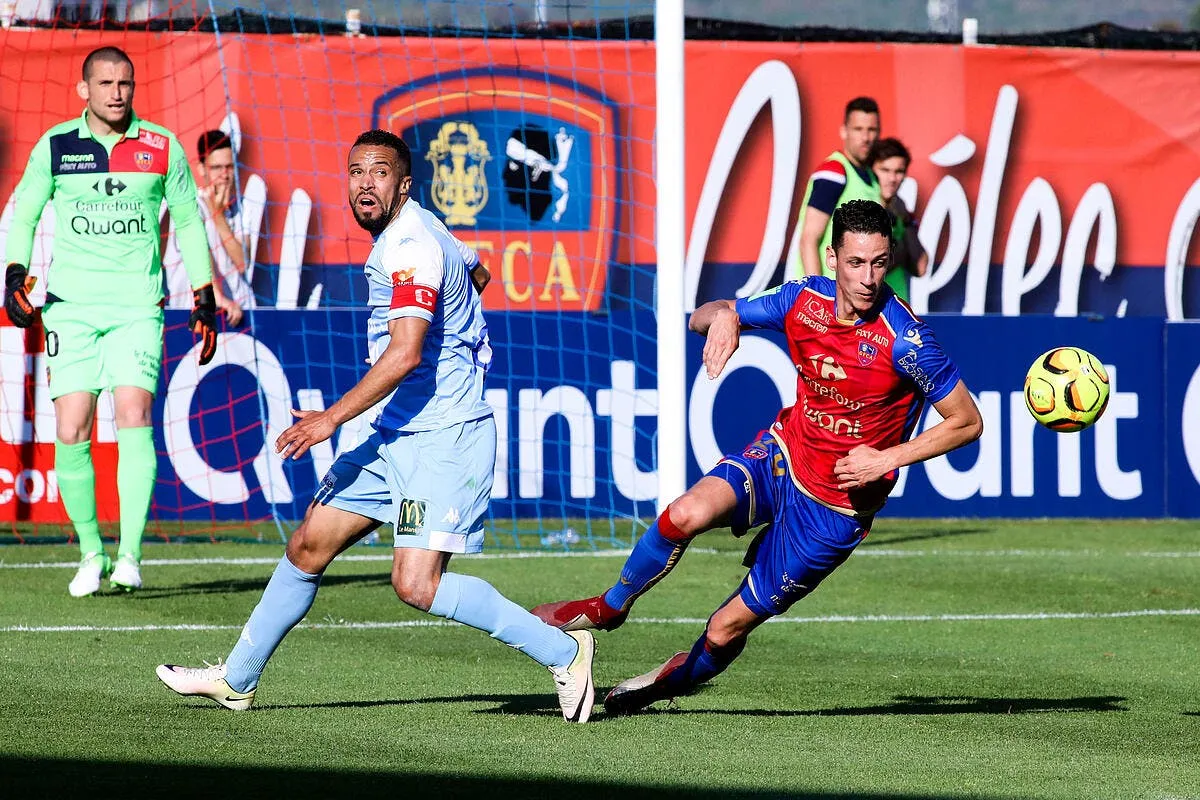 l2 journalistes et supporters attaques pierre menes defonce le gazelec icon luc 020619 01 06254947