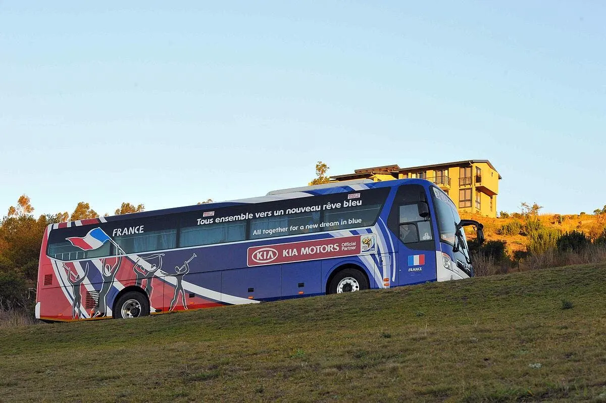 la fff peut etre fiere du bus de la honte bus86561