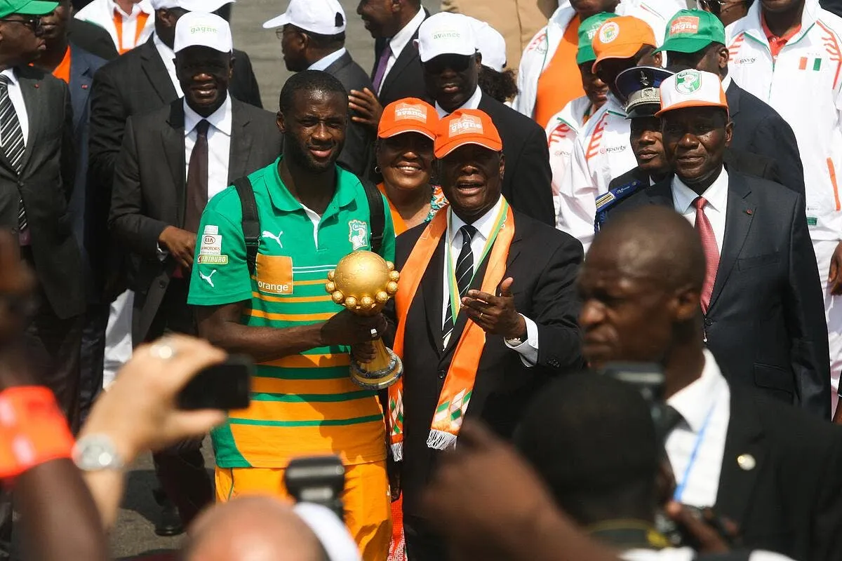 les ivoiriens recoivent leur prime de la can en especes iconsport vis 090215 08 10103973