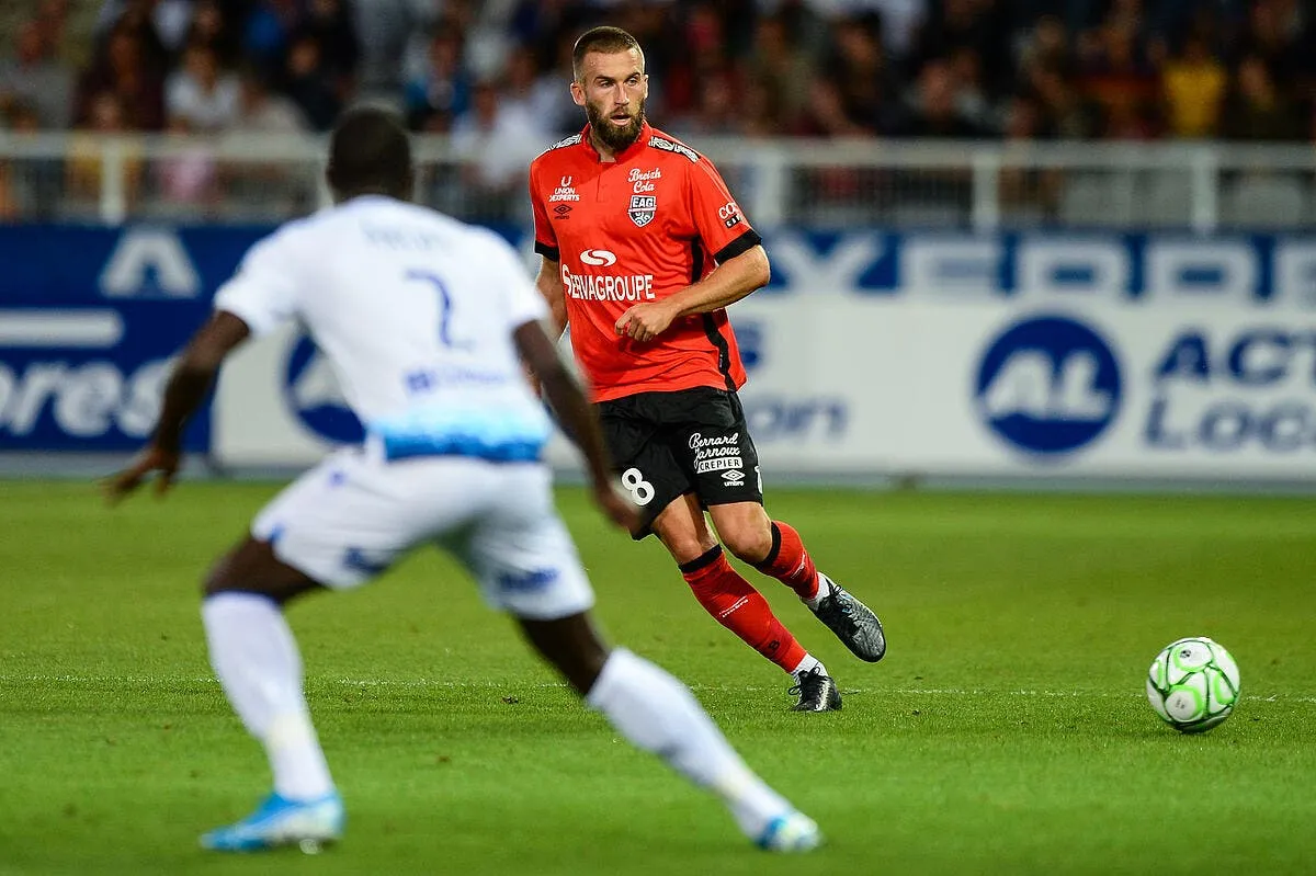 officiel lucas deaux signe a nimes guingamp recupere valdivia icon bap 190819 93 106262079