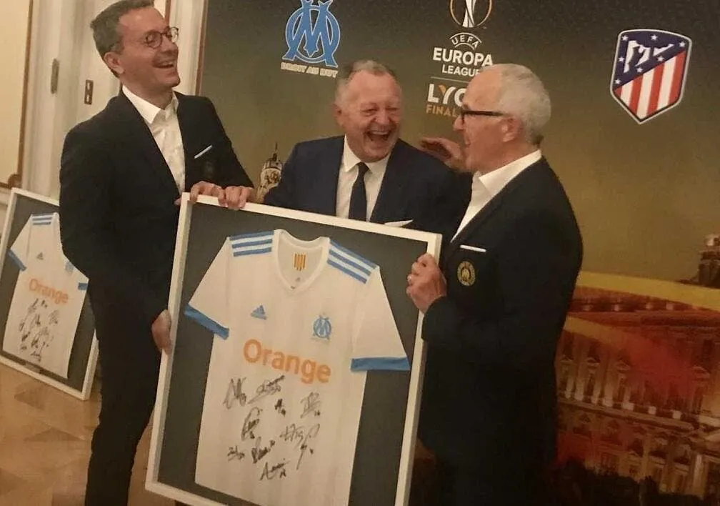 ol om mccourt lui offre un cadeau aulas explose de rire jm aulas219033