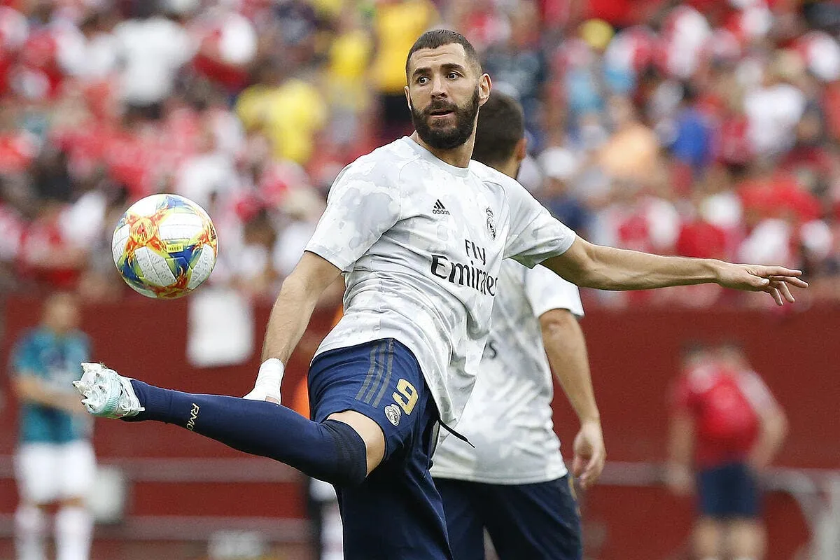 photo benzema en eregie le real madrid sort un maillot vert icon sipausa 26964579259967