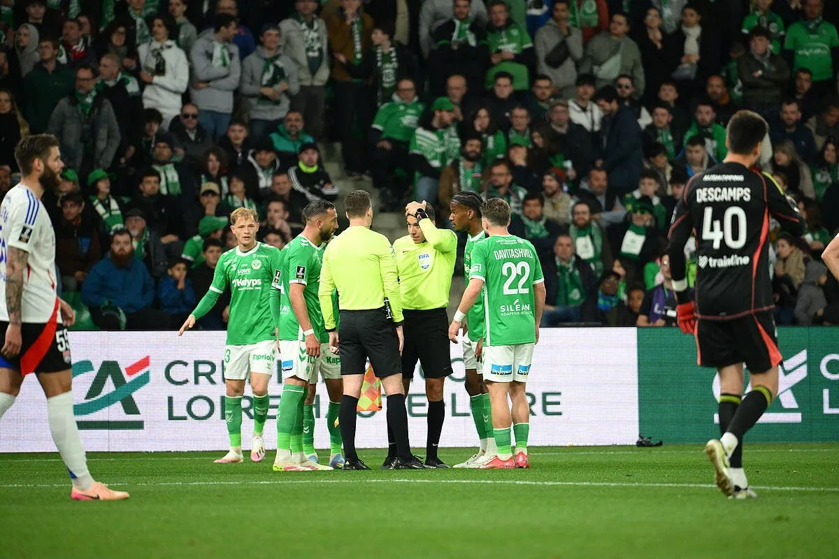 ASSE-OL : Le spectateur qui a blessé l'arbitre interpellé