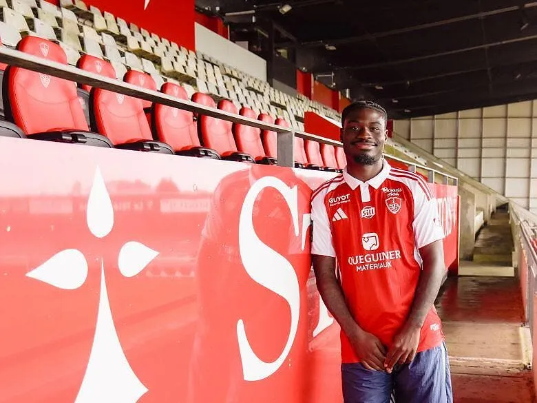 eric junior dina ebimbe prete au stade brestois off dina embimbe 10 398223