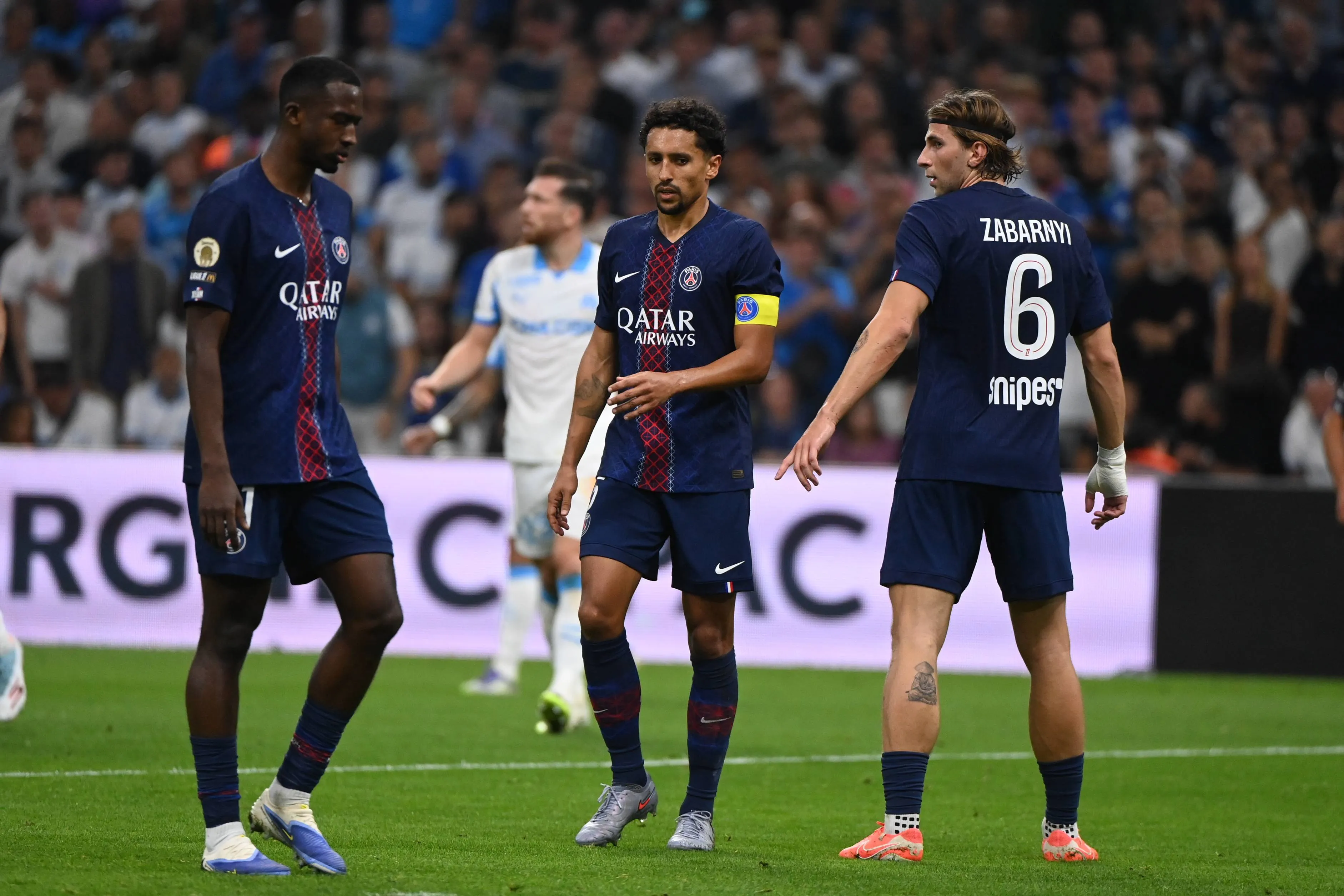 Battu par l’OM, le PSG fait la fête au Vélodrome