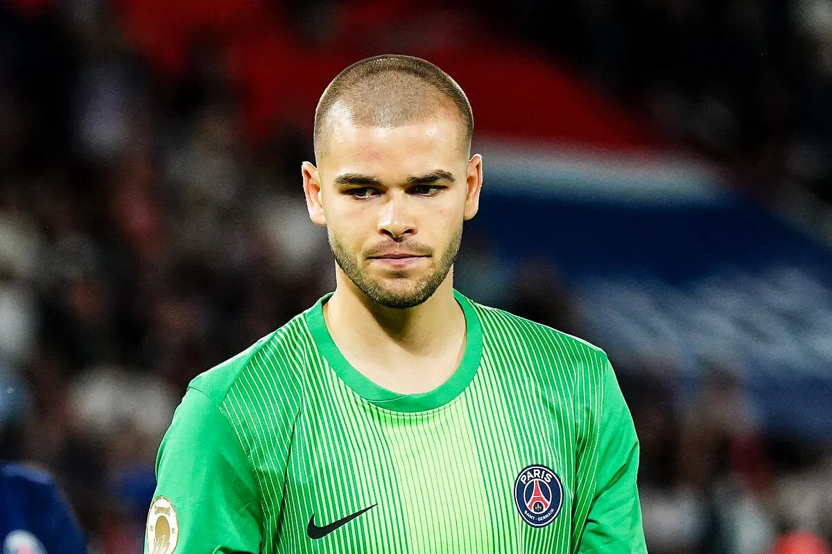 psg avec la main et la poitrine chevalier arrete deux penos iconsport 267396 0595 398115