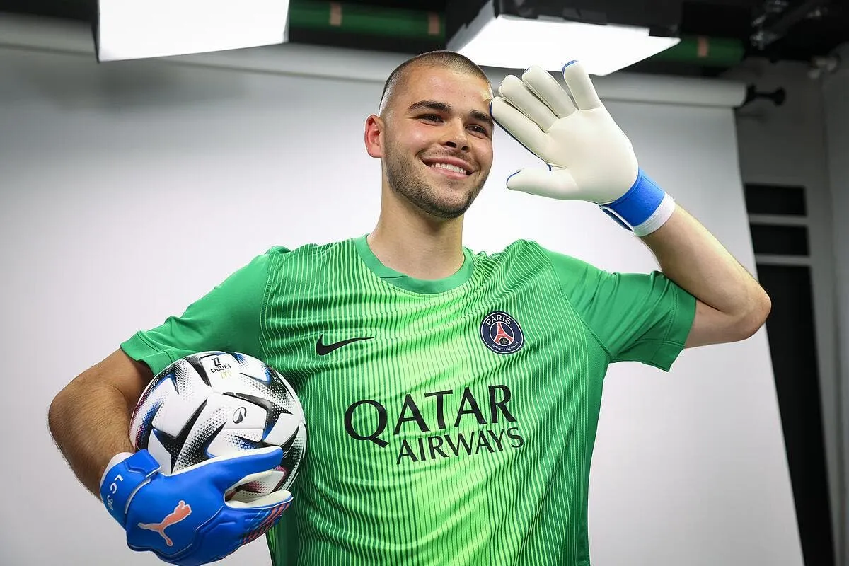 PSG : Lucas Chevalier répond à l'énorme polémique du like RN