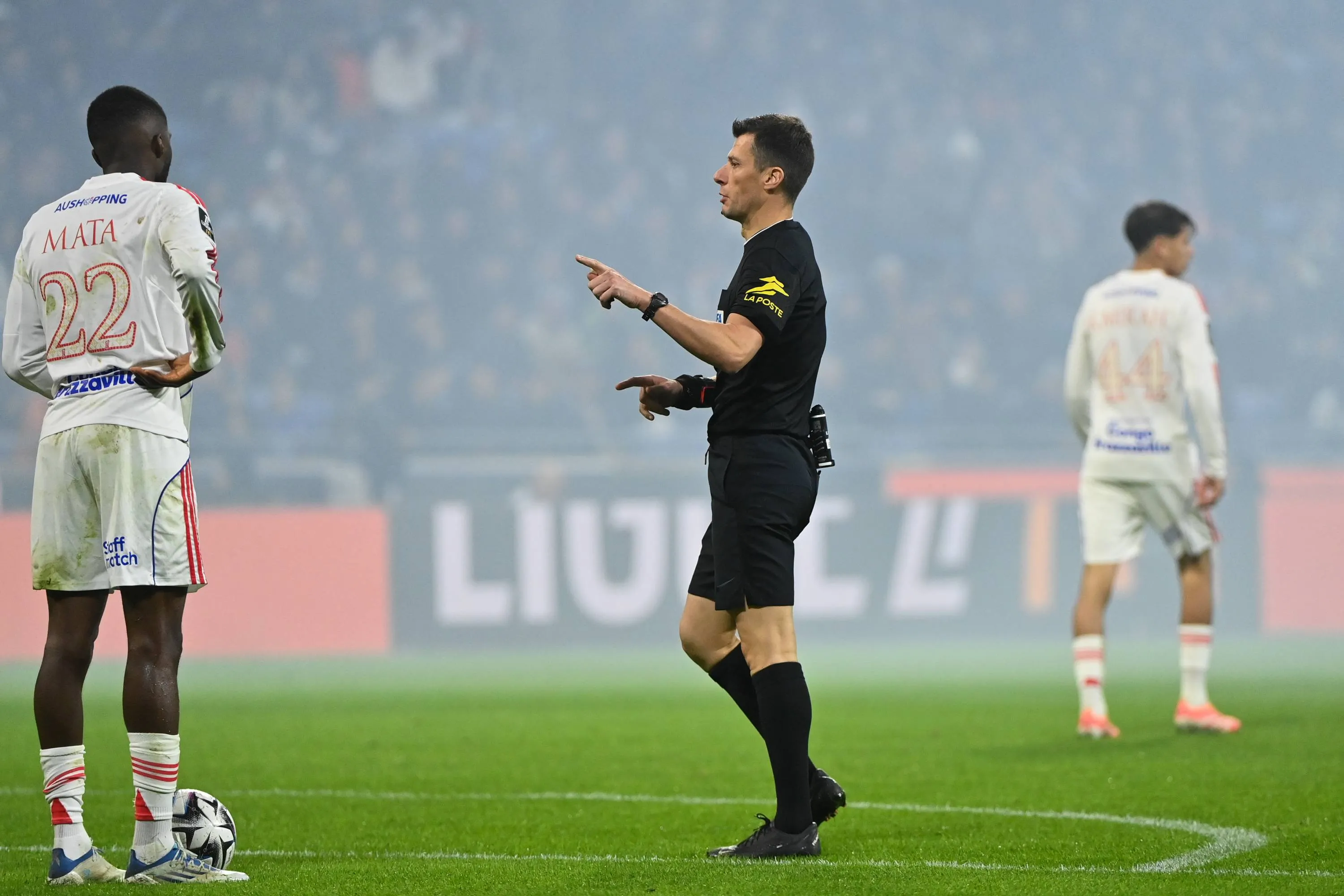 Pas de trêve à l'OL pour taper sur les arbitres