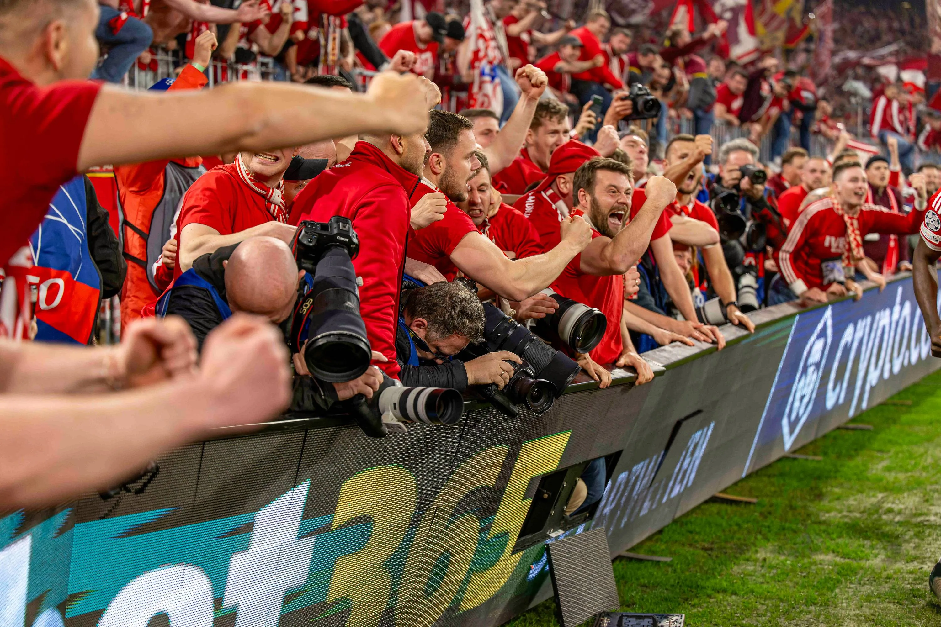 Une charge de supporters a blessé des photographes